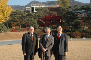 Dr. Clive Grafton, Dr. David Nunan and Dr. Oryang Kwon enjoy tour of Seoul National University campus