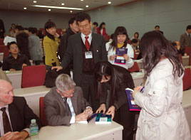 Dr. David Nunan signs copies of his textbooks for SNU students after the seminar 