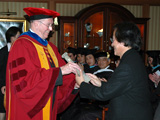Dr. Clive Grafton presents award to Dr. Kisho Kurokawa