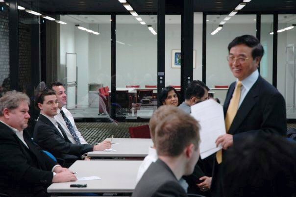 Former Accenture Japan Chairman Masakatsu Mori speaks to Anaheim University business students