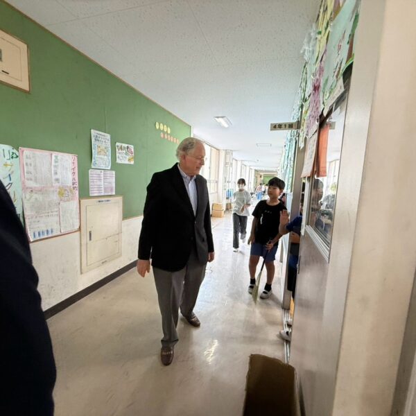AU Chancellor Peter Langenberg vists Kitahara Elementary School in Wako City, Japan