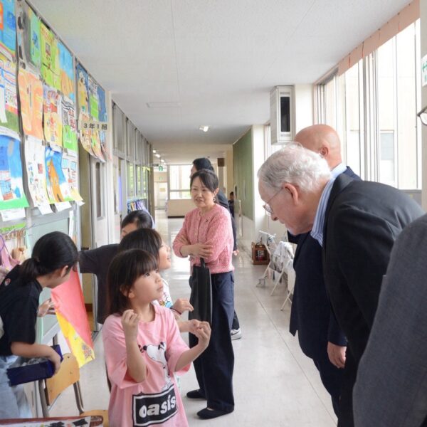 AU Chancellor Peter Langenberg vists Kitahara Elementary School in Wako City, Japan