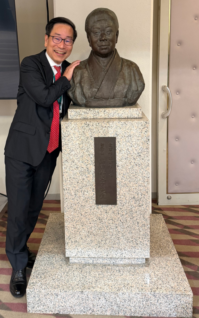 Bunkyo Gakuin University Chairman Masakazu Shimada with a statue of his grandmother / BGU founder Ishiko Shimada