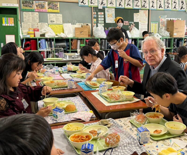 AU Chancellor Peter Langenberg joins Kitahara Elementary School students for lunch