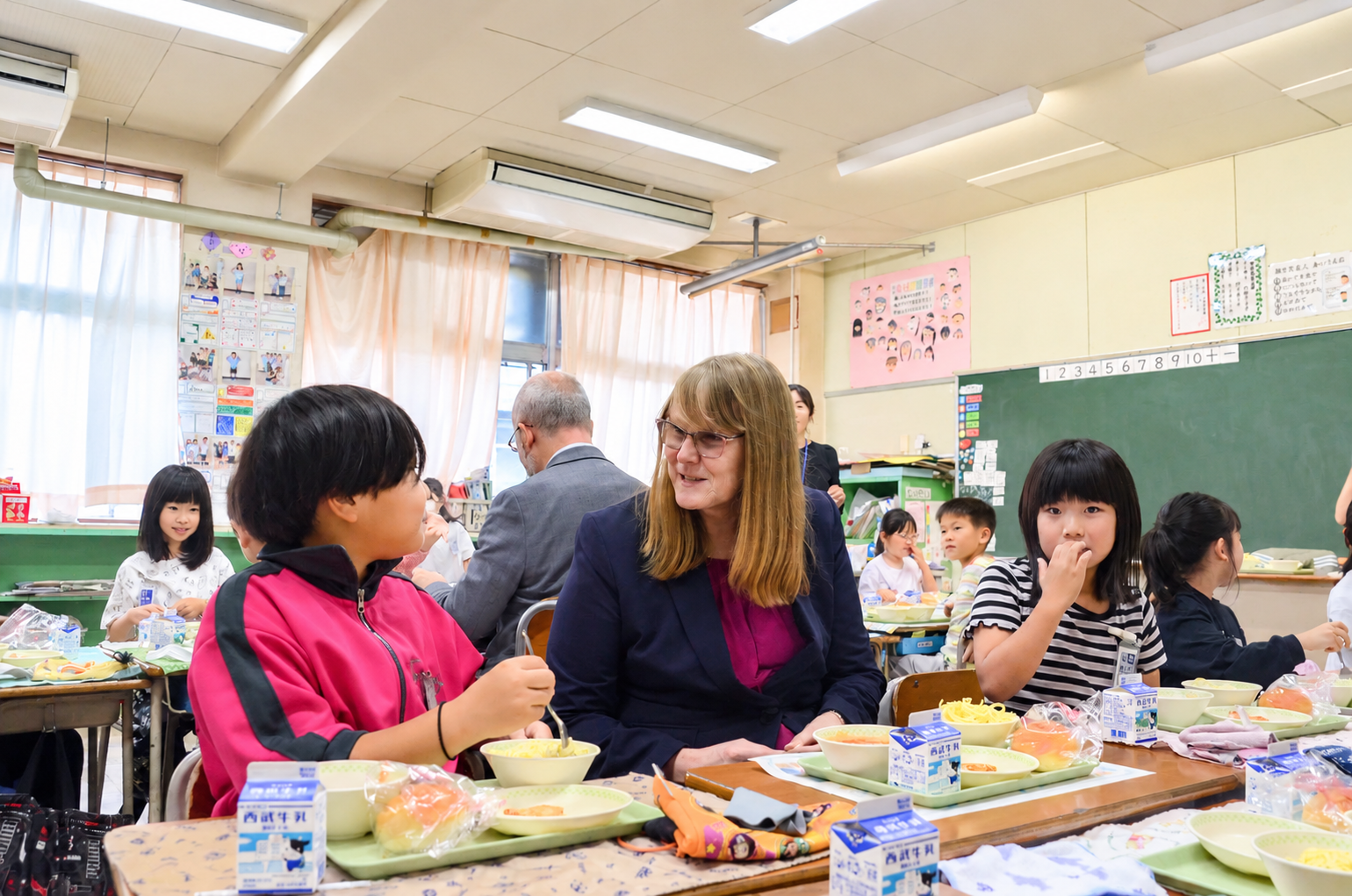 Anaheim University delegation joins Kitahara Elementary School students for lunch